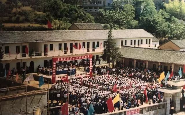 还记得曾经让你泪流满面的照片吗,还记得那个让你刻骨铭心的女孩吗