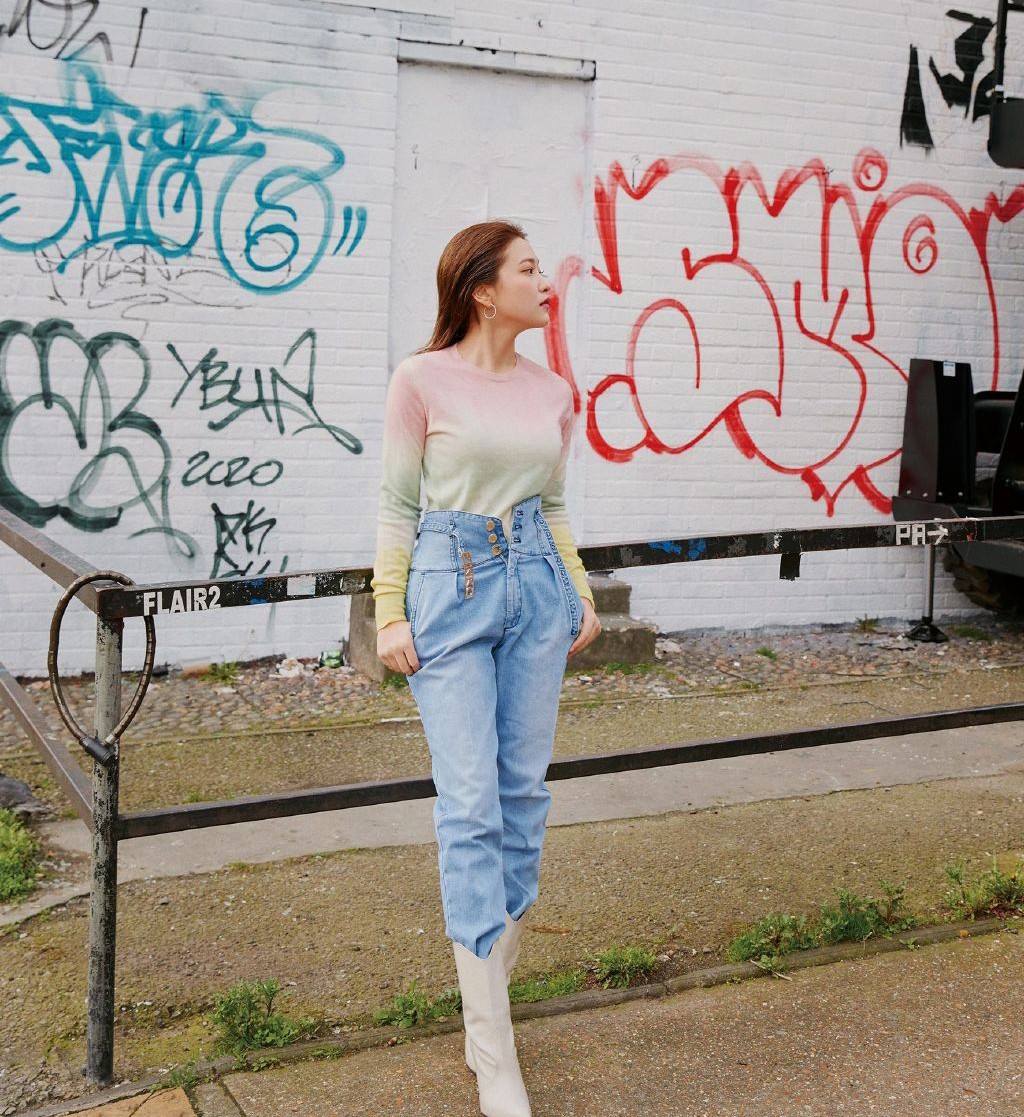 她是韩国大势女团忙内，宝蓝牛仔连体裤出镜，背头更显精致五官