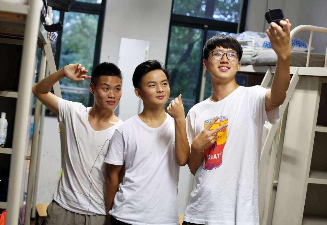 大学刚开学，学生就被舍友针对，半夜在论坛哭诉，学姐：活该