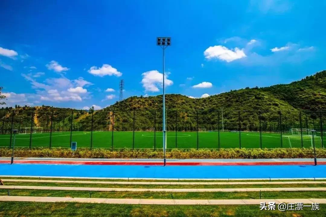山顶真实足球场,足球场的高颜值图片