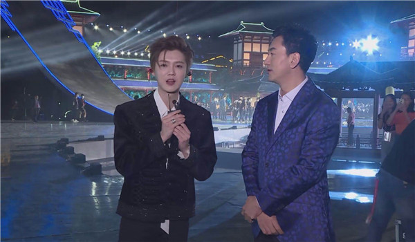 央视照妖镜下，鹿晗颜值逆天生图耐打，说他颜值崩坏的打脸吗？