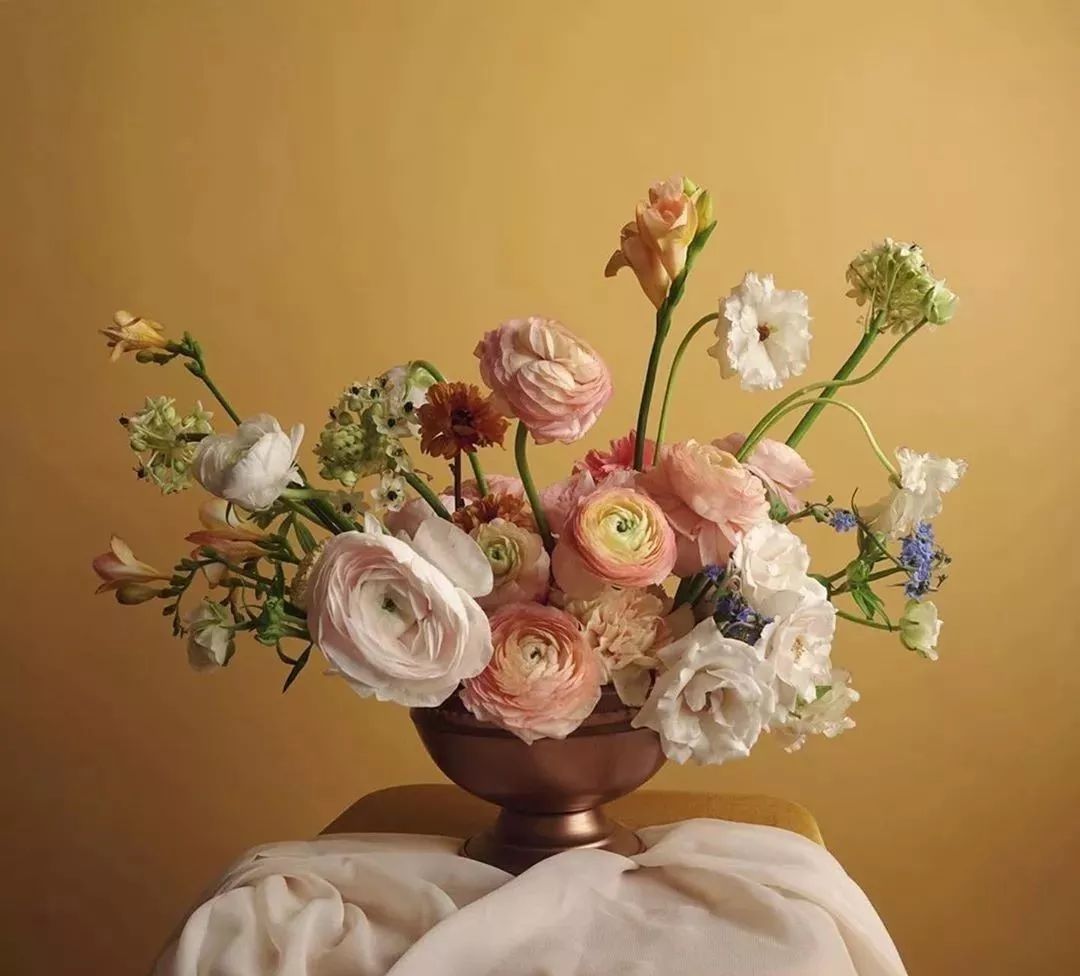 鲜花店日常换水整理花材,花要不要经常换水