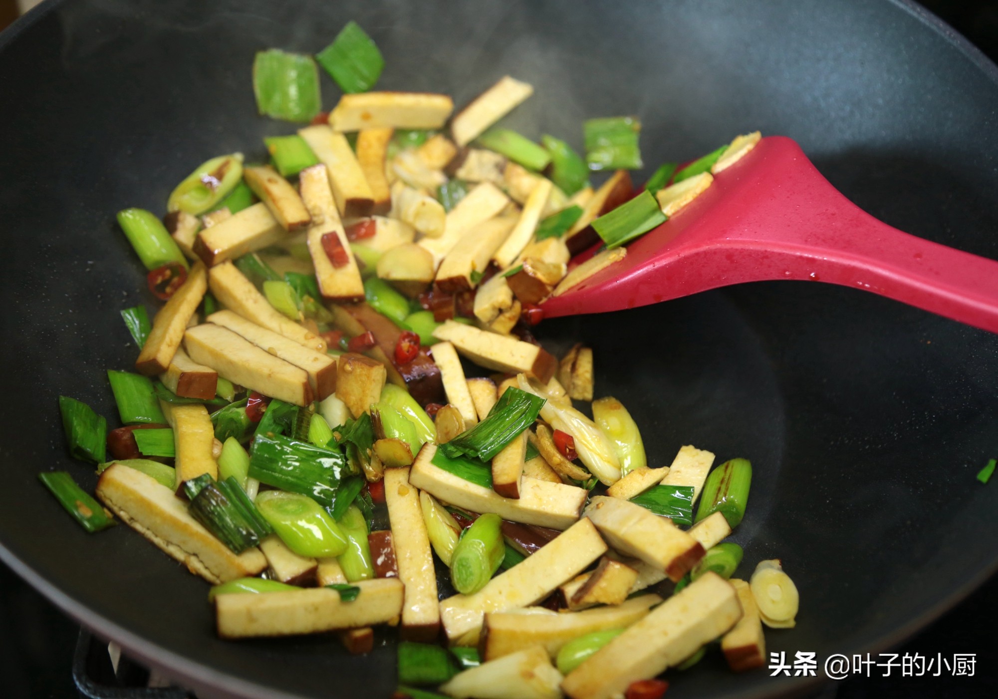 炒蒜苗为什么会苦,炒蒜苗为什么会出汤