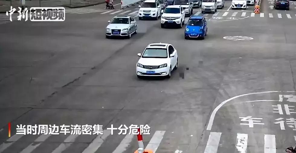 7岁小孩开奥迪上路,17岁男孩开奥迪