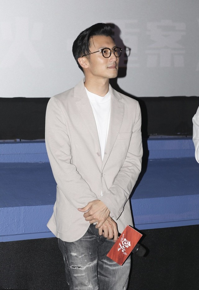 谢霆锋穿休闲西服搭牛仔裤,谢霆锋穿牛仔裤什么牌子的