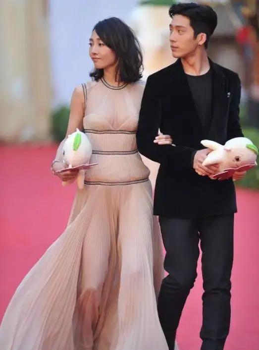 白百何的穿衣风格叫什么,近日白百何一袭薄纱礼服裙现身