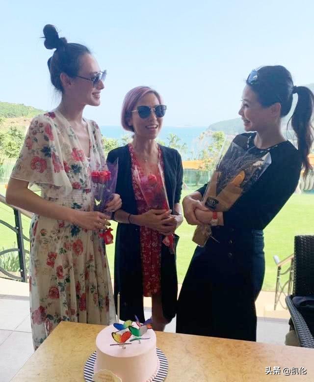 梁洛施马尾背带裙,梁洛施穿短裙子