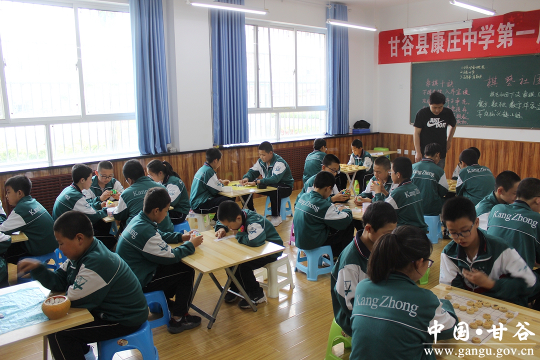 全力办好家门口学校,甘肃省甘谷县康庄中学校长张光亭