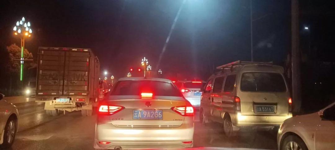 堵车堵在昆明北京路上视频,堵高速堵了一晚上