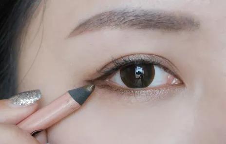 新手如何快速学会化妆,100个实用化妆小技巧化妆新手必看