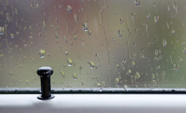 被锁在车门外了怎么办？教你三招不用钥匙打开你的车锁