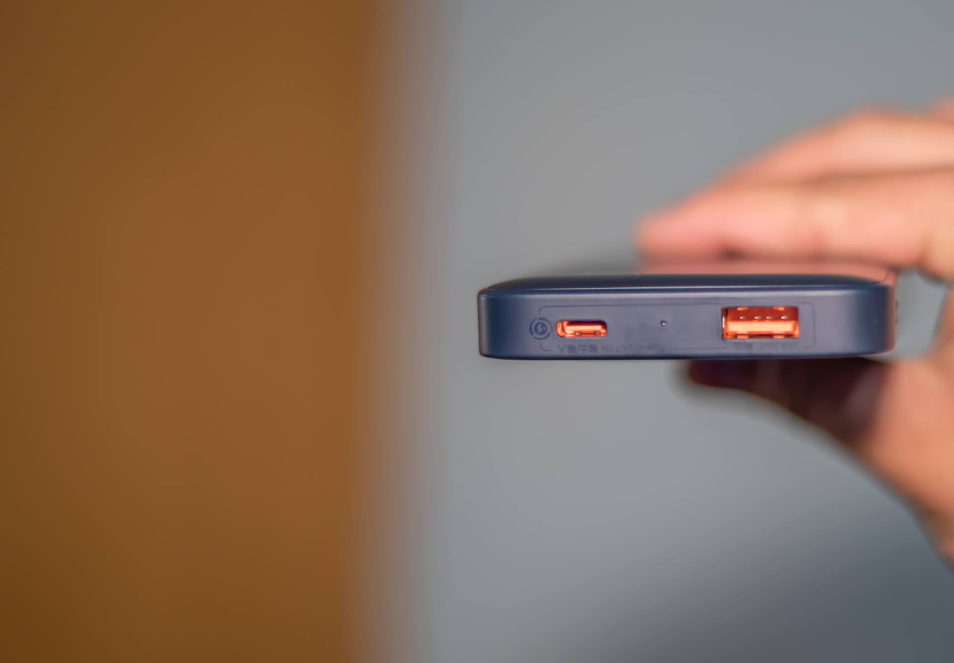 倍思磁吸无线充电宝20w快充专用,买倍思还是买绿联的磁吸充电宝