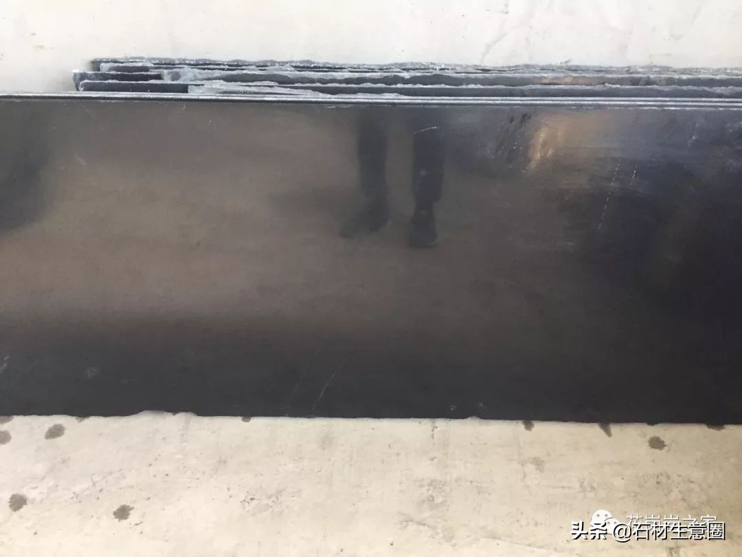 花岗岩黑色的是石英吗,景观石材花岗岩黑色