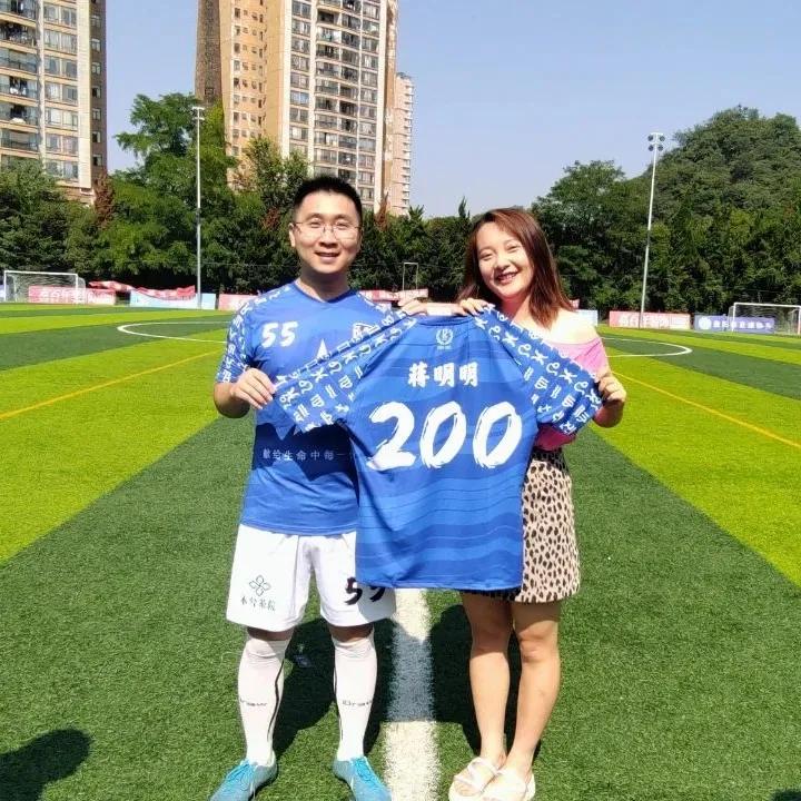 她想@所有人：“明年某日，请务必来捧我的100场！”