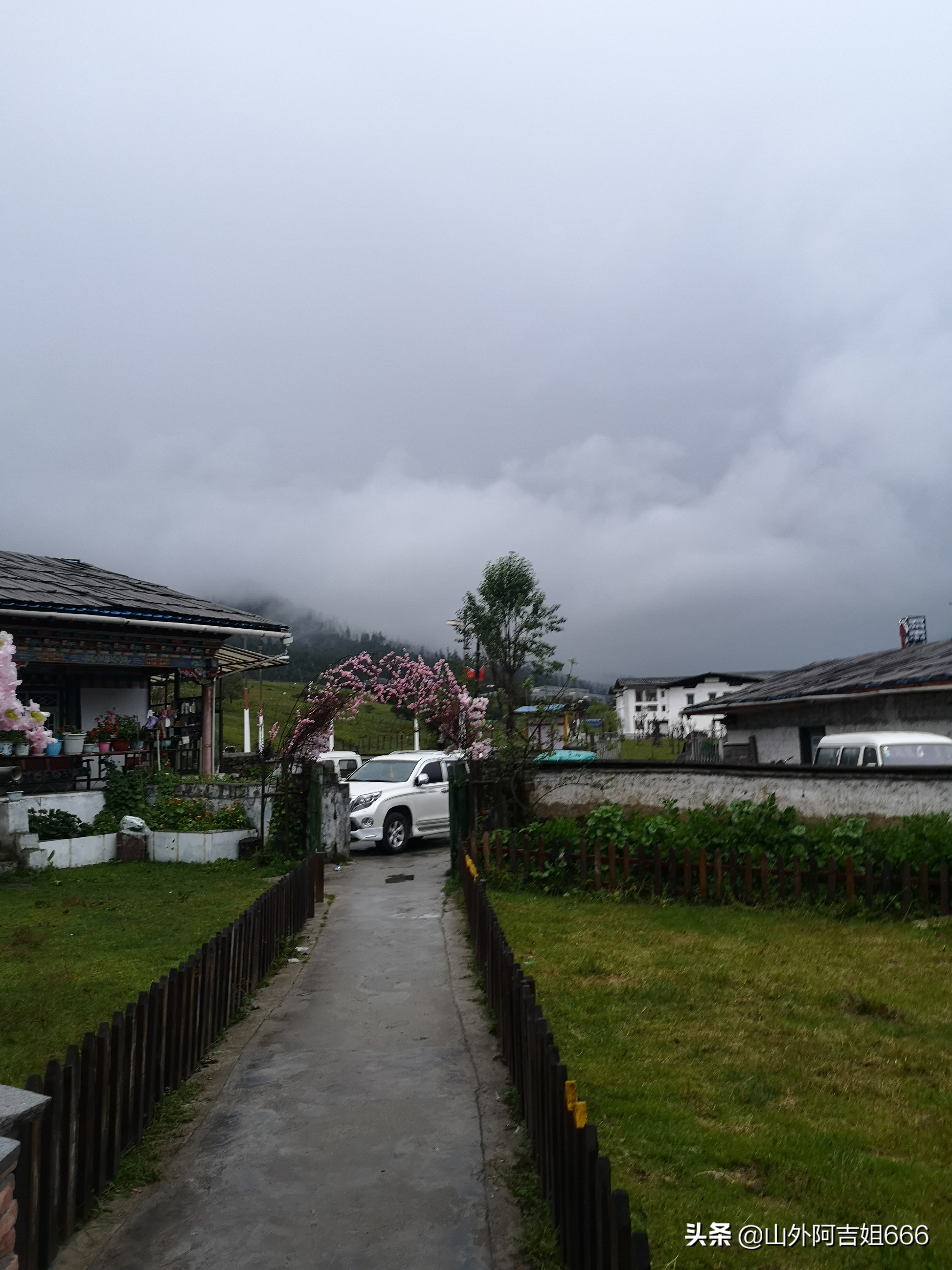 阿吉姐无搭车骑行318川藏线日记--雨天翻越海拔4720的色季拉山