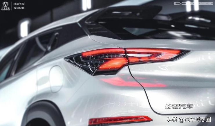 宝马换新车标了！蓝天白云帅炸，以后黑白标只代表低端宝马车主？