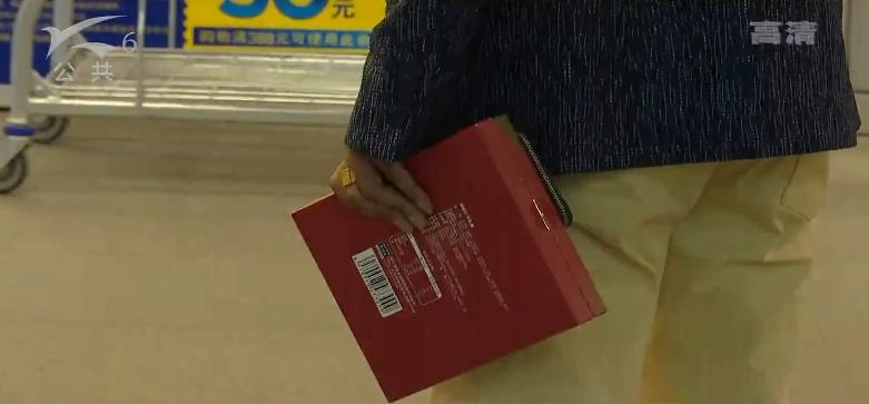 “职业打假人”上门“找茬”，在昆明麦德龙超市买到在售过期食品，找超市协商赔偿遭拒