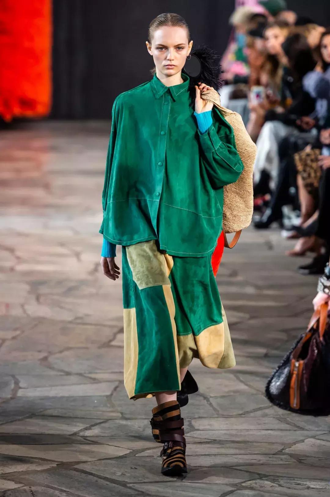 今年爆款皮毛一体女装,高档红色皮毛一体女装新款