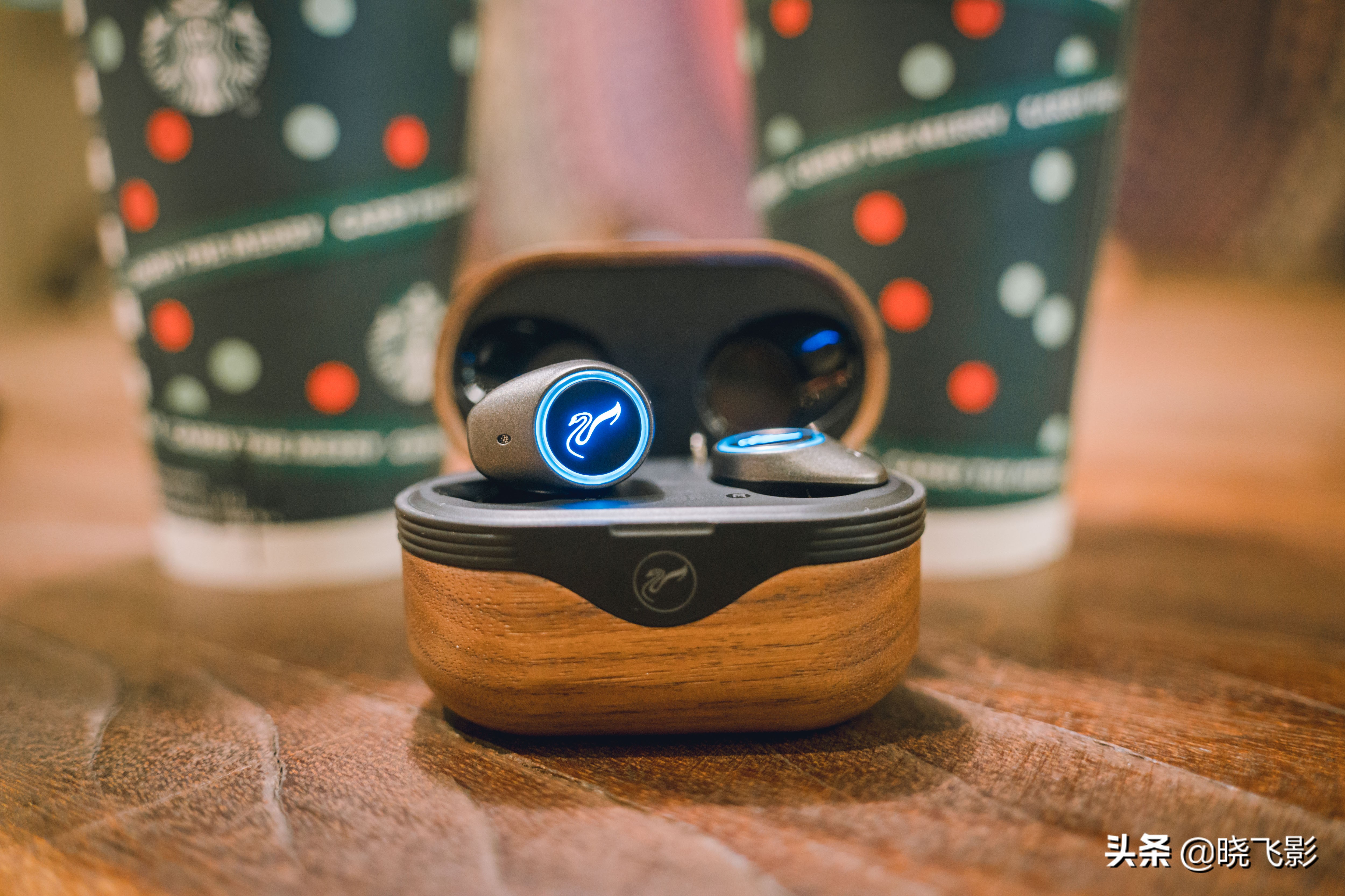 一个耳机盒有两种耳机,一个耳机盒