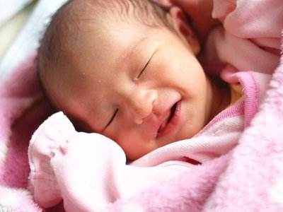 宝宝笑得少担心发育迟缓,宝宝为何迟迟笑不出声