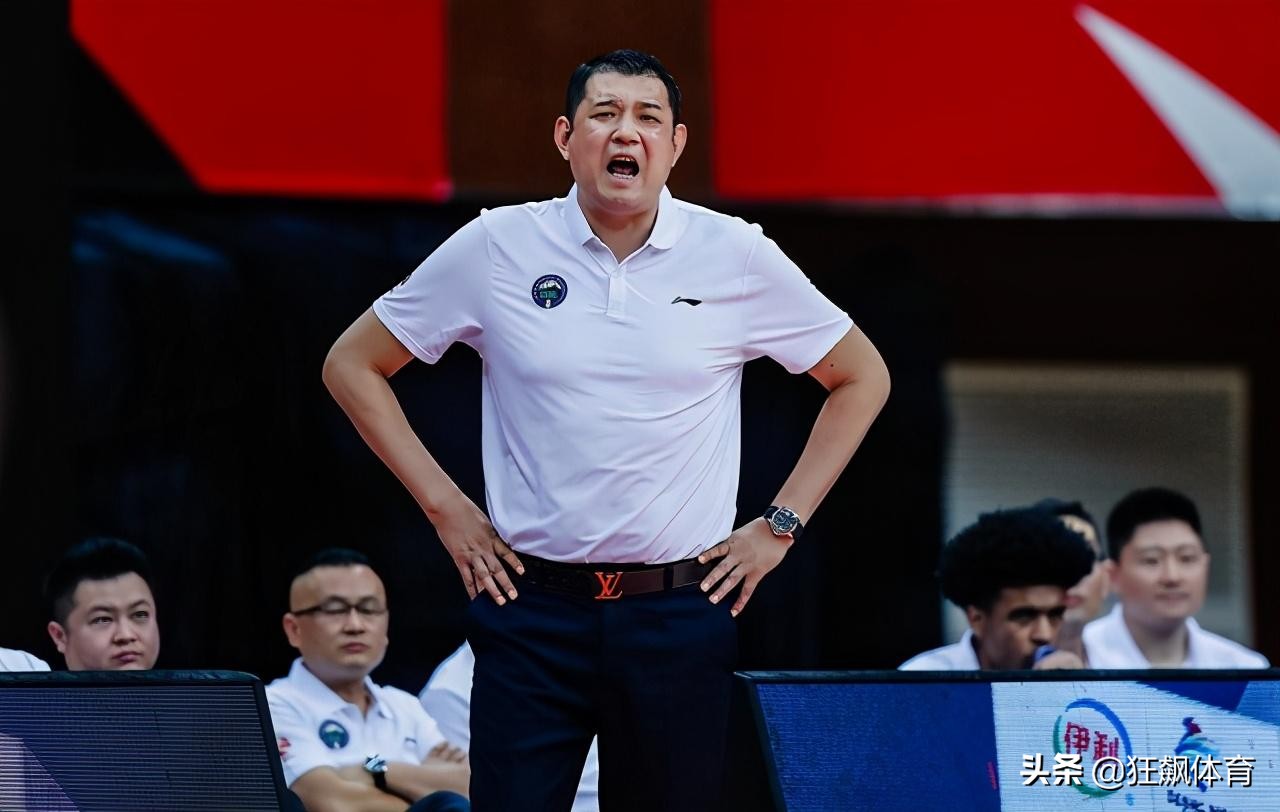 裁判叼哨举手,裁判吹了犯规可以取消嘛