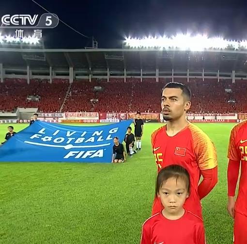 李可身披国旗与球迷庆祝胜利,国足归化球员身披国旗