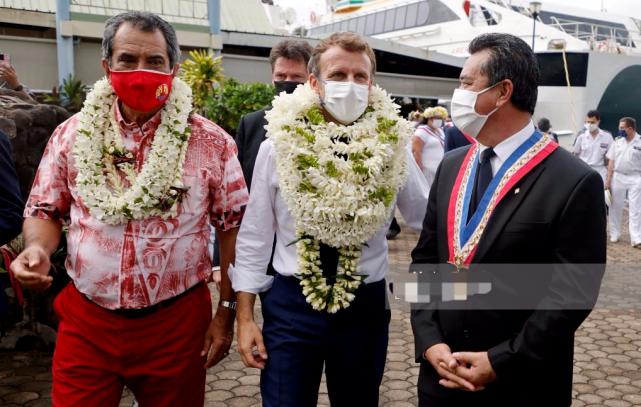 马克龙抱小孩,马克龙戴花环全视频