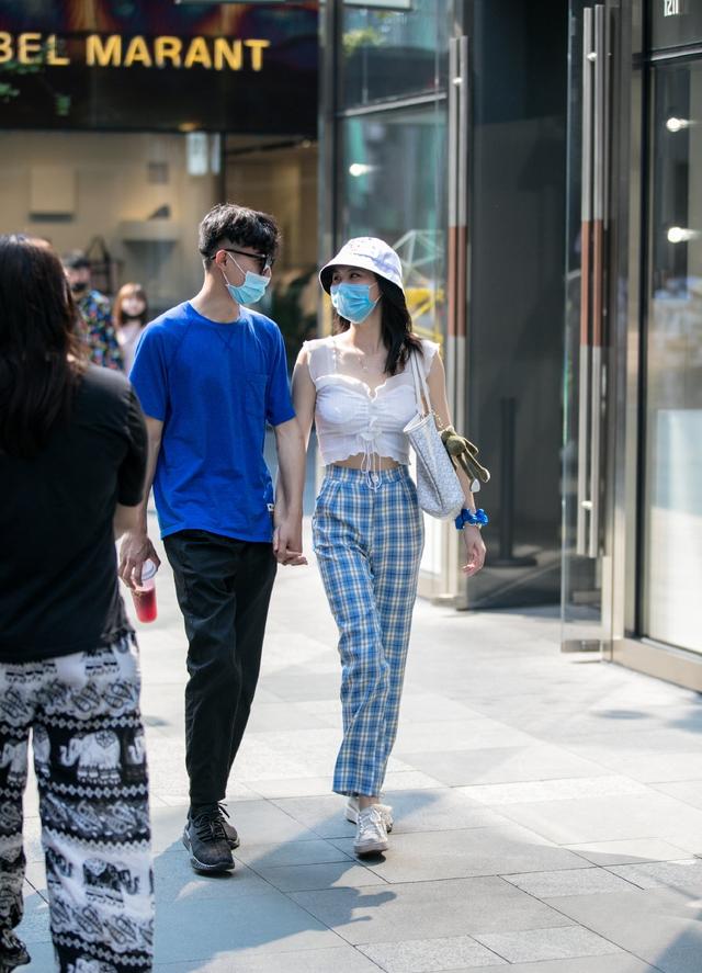 露脐装女生,露脐装马甲线女生