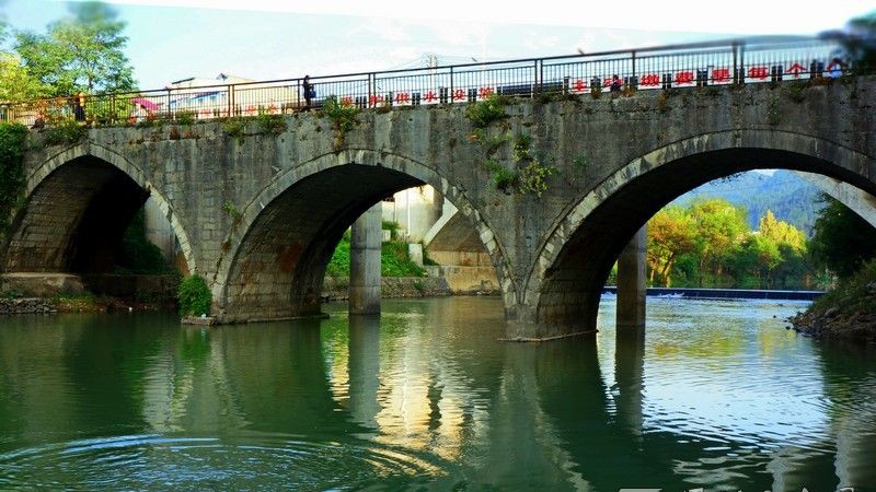 湖北利川：十里桥城入画来