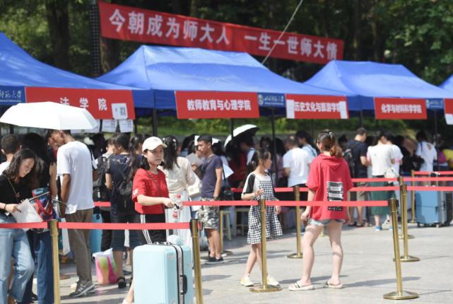 快递小哥送快递搞笑,快递搞笑的收件人名字男生