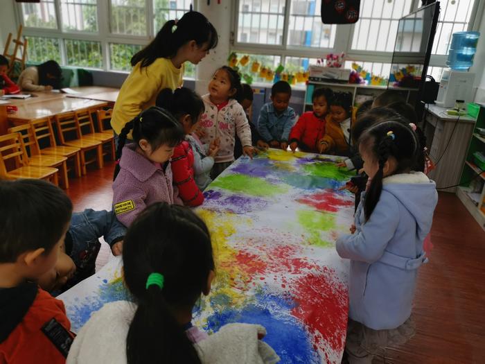游于画，乐于心——简阳平武镇中心幼儿园美术示范课活动