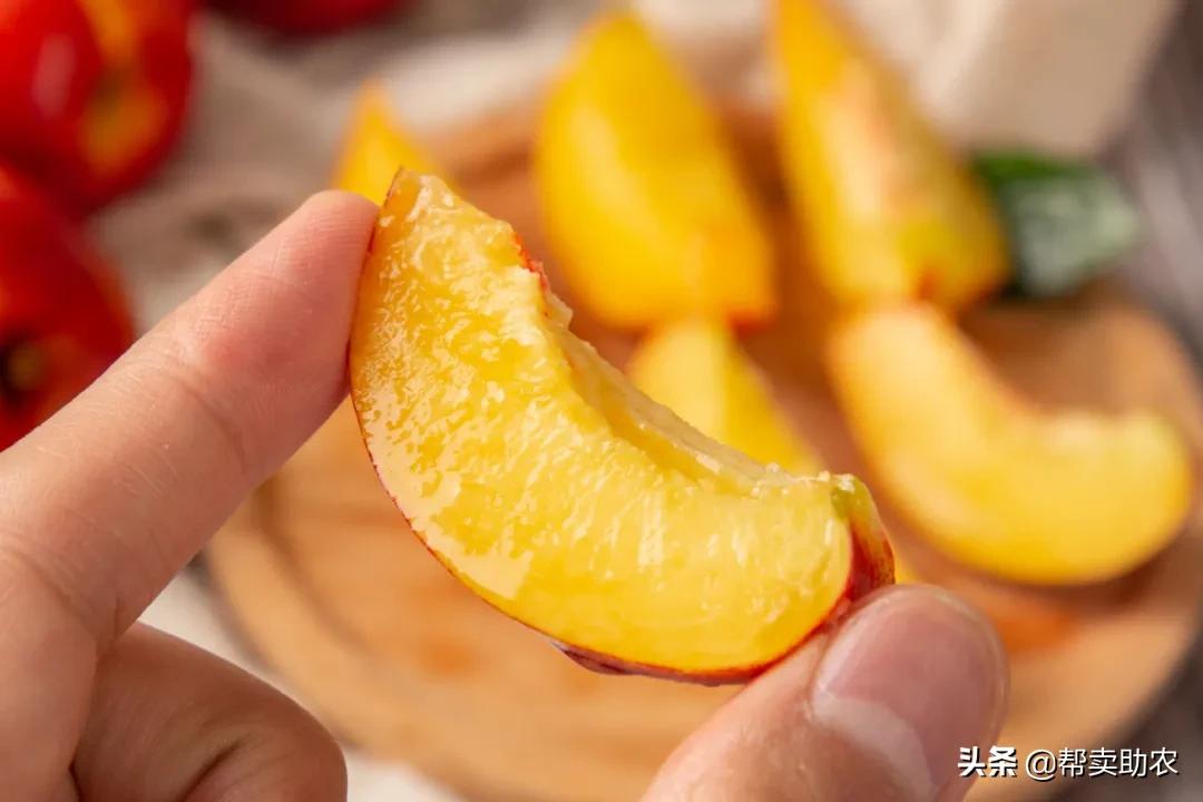 油桃脆甜多汁爽口,一口下去黄桃果肉绵密清爽冰沙