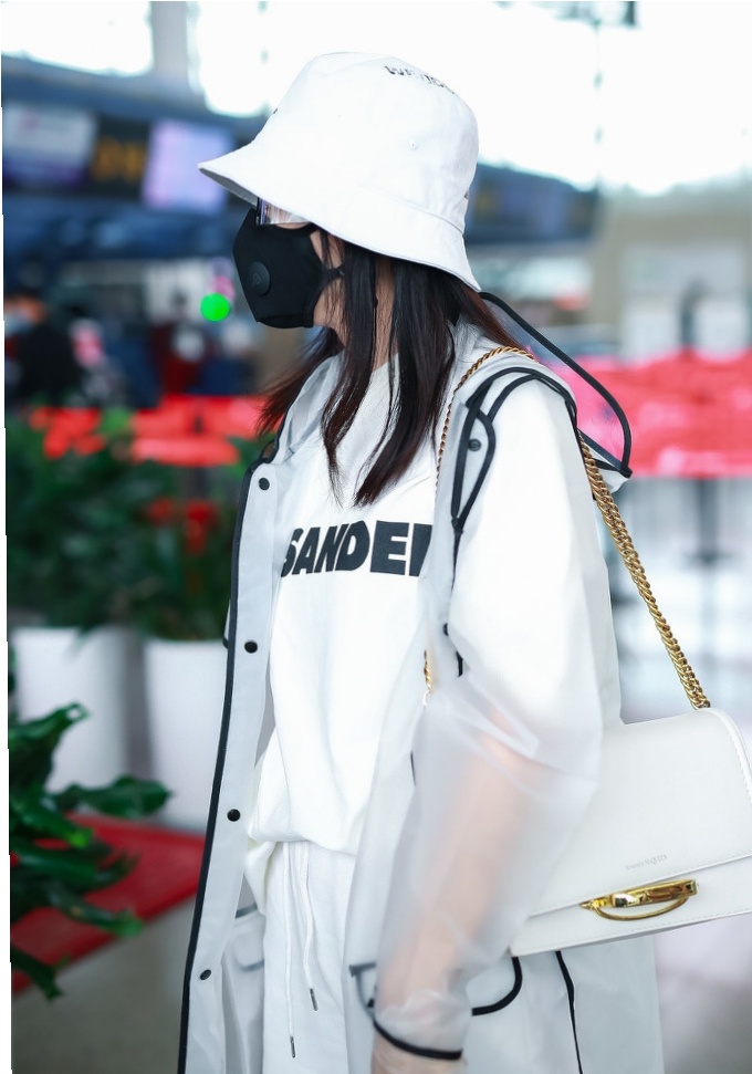 秦岚时尚感太强了，把自己包的密不透风，防疫与时尚两不误