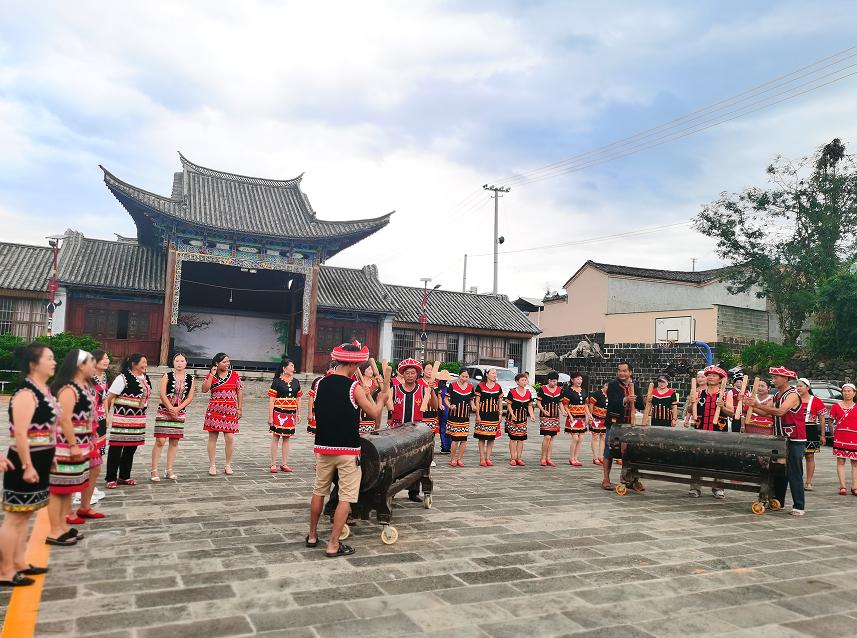 腾冲甘蔗寨：振兴路上*党**旗红古道佤乡换新颜