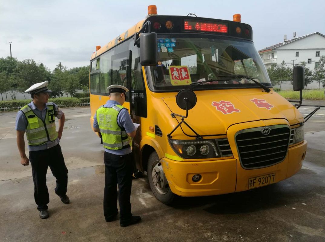 和我一起探索图片,交警平凡的每一天