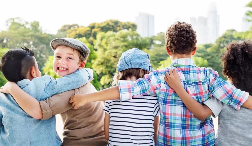 孩子不合群如何提高他的社交力,孩子在幼儿园不合群怎么办