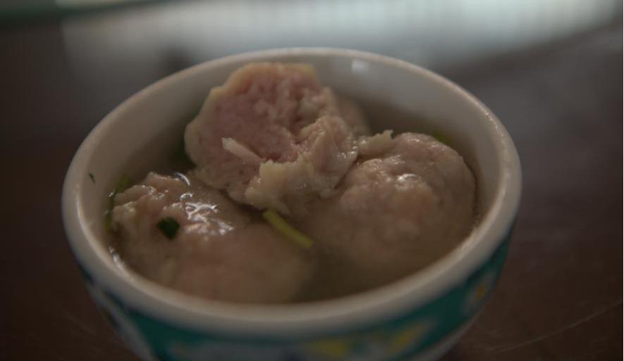 临沂农村大叔做猪肉丸子,山东农村自制炸丸子