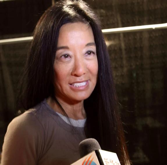 “婚纱女王”王微微近照曝光，年过七旬保养得当，身材纤细似少女