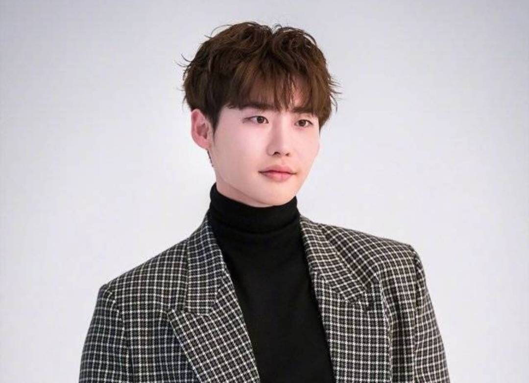 李钟硕发福了照片,李钟硕发福机场照整个人胖了一圈