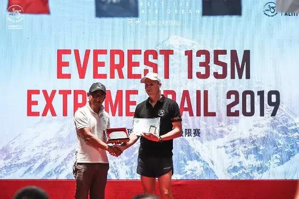 历经几十年登上珠穆朗玛峰的人,一群普通人攀登珠峰的故事