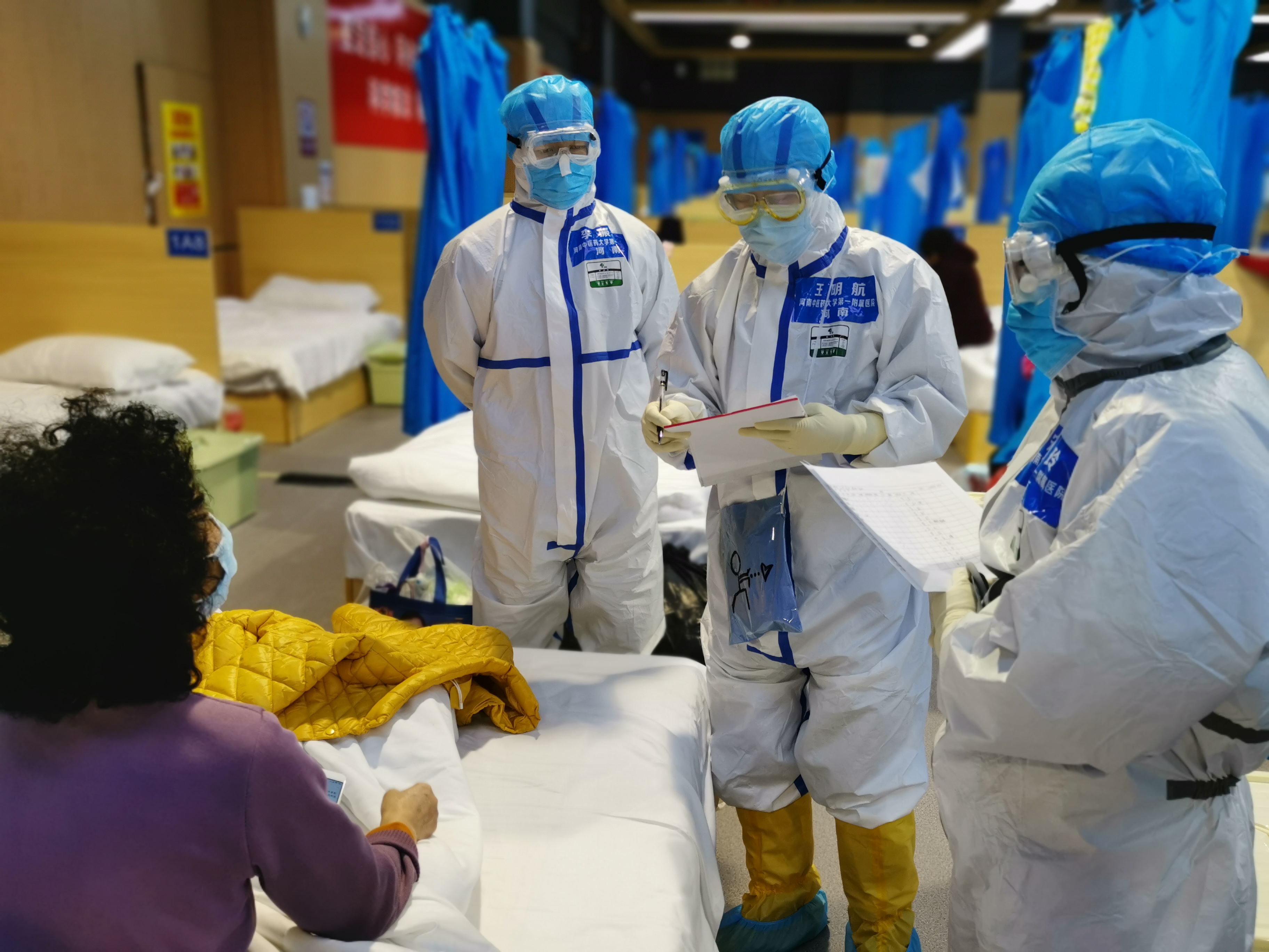 援鄂医护人员现场工作,援鄂医护人员的一天