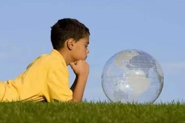 一个小女孩给芭比娃娃做衣服,孩子想给芭比娃娃做衣服怎么办