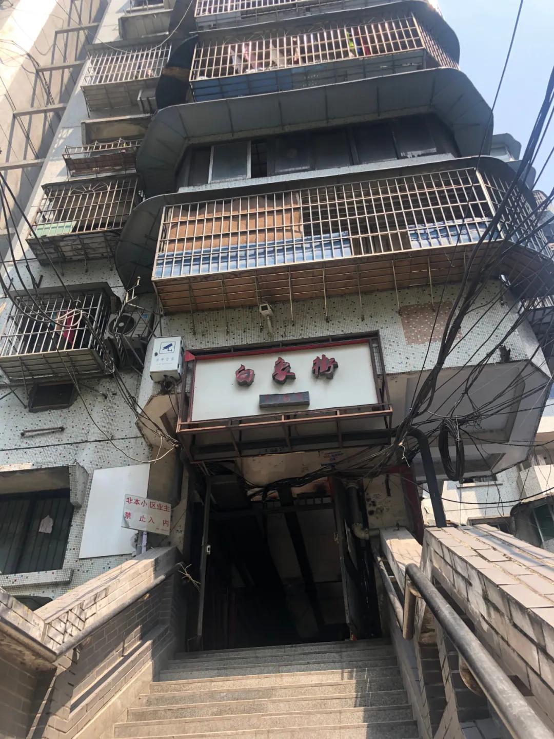 重庆这个24层没有电梯的高楼！直逼40℃的天气仍然有人前来打卡