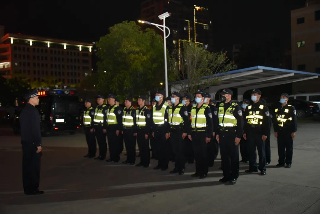 凌晨出动开展夜查行动,警方星夜清查风暴