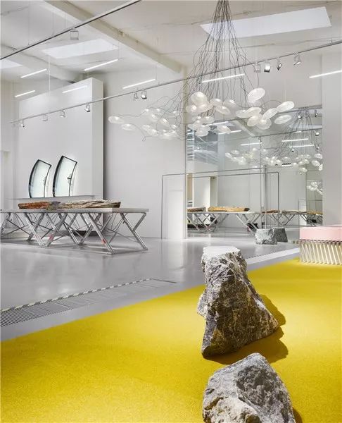 从濒临倒闭到年营收25万,从濒临倒闭到市值266亿