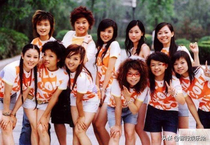 李宇春穿高开叉鱼尾裙 (李宇春穿鱼尾红裙大秀曲线)