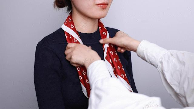 丝巾的气质系法,一条小小的丝巾可以点缀你的气质