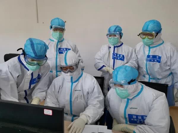 援鄂医疗队脱下防护服全身湿透,援鄂医护人员脱防护服