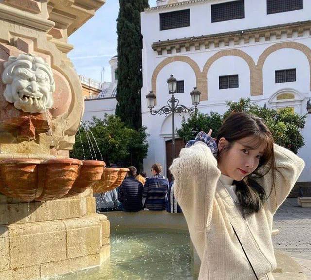 她是“韩国版”刘诗诗,今穿针织衫灯芯绒裙,27岁甜美似高中生