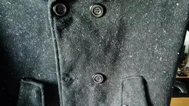 黑色衣服粘毛怎么处理小技巧,衣服粘毛小技巧